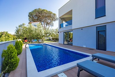 Villa Pinus mit Pool, Spielzimmer, Garten