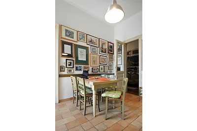 Amphitheater Art Apartment