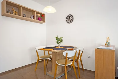 Hübsche Stadt FeWo mit Terrasse – Tania