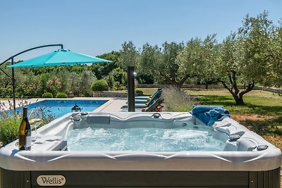 Villa Silentio with Jacuzzi and Pool (4+2)