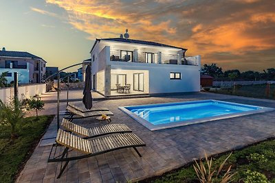 Enchanting Villa North with Pool and Jacuzzi