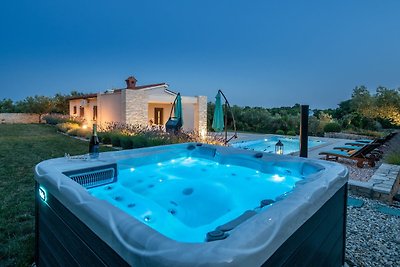 Villa Silentio with Jacuzzi and Pool (4+2)