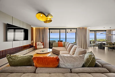 Beautiful apartment right by the sea with a...