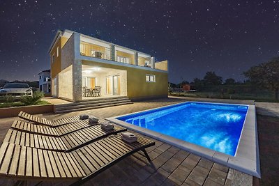 Enchanting Villa East with Pool and Jacuzzi