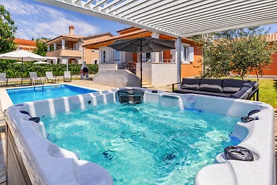 Lotus Elite Villa with Pool & Jacuzzi 6