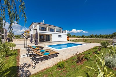 Enchanting Villa North with Pool and Jacuzzi