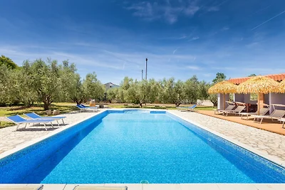 Modern Apartment with Pool and Garden - Marce...