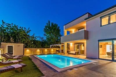 Schöne Villa Nika mit beheiztem Pool