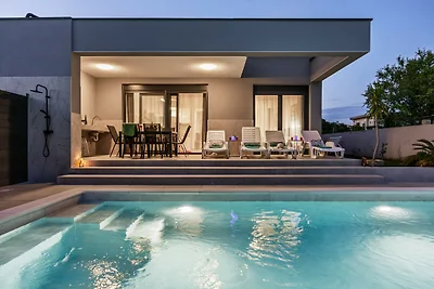 Moderne Familienvilla Mia mit privatem Pool