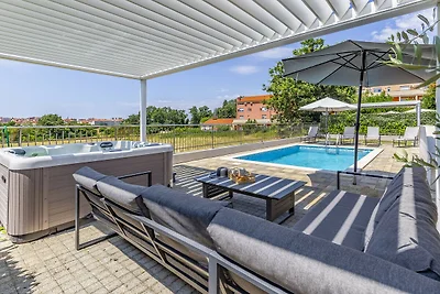 Lotus Elite Villa mit Pool und Whirlpool 4