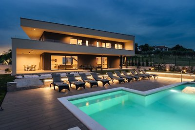 Villa de la Vie with Heated Swimming Pool