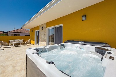 Bezaubernde Villa East mit Pool und Whirlpool