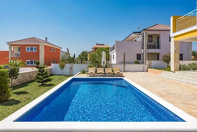 Bezaubernde Villa East mit Pool und Whirlpool