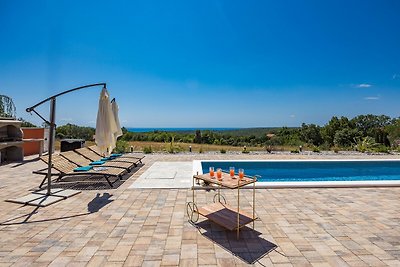 Enchanting Villa South with Pool and Jacuzzi