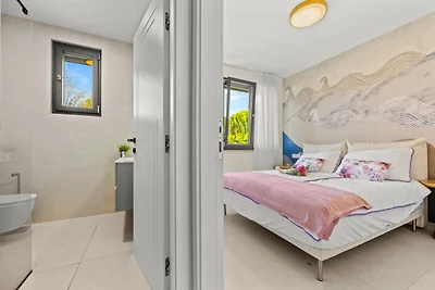 The Sunset - Luxury Waterfront Apartment