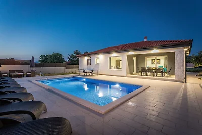 Holiday Home Greta mit Privatem Pool