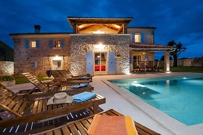 Villa Tomani - Pool, Jacuzzi, Sport Courts