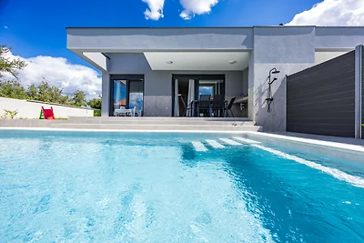 Moderne Familienvilla Teo mit privatem Pool