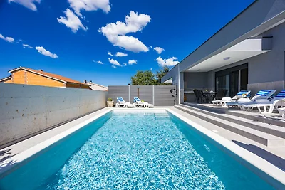 Moderne Familienvilla Mia mit privatem Pool