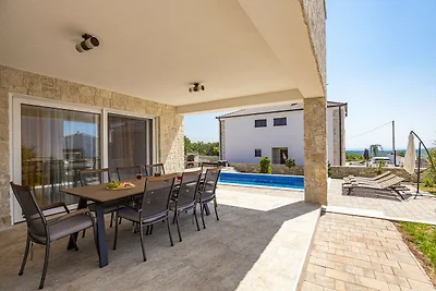 Bezaubernde Villa East mit Pool und Whirlpool