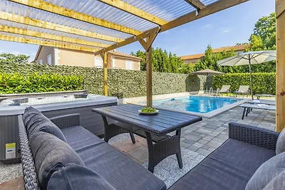 Lotus Elite Villa with Pool & Jacuzzi 9