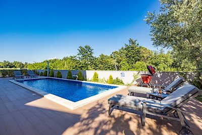 Villa Pinus mit Pool, Spielzimmer, Garten