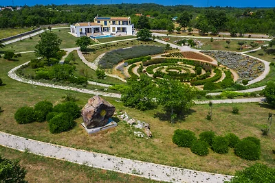 Spiralgarten, Lavendelfelder, Pool - Arkaim