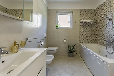 Lotus Elite Villa mit Pool und Whirlpool 2