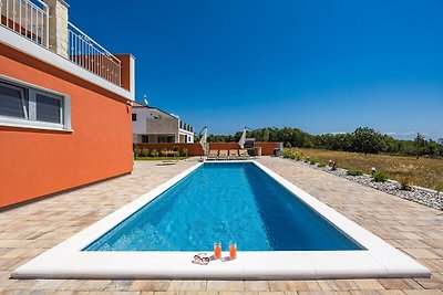 Enchanting Villa South with Pool and Jacuzzi