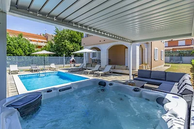 Lotus Elite Villa mit Pool und Whirlpool 1