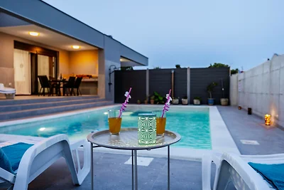 Moderne Familienvilla Teo mit privatem Pool