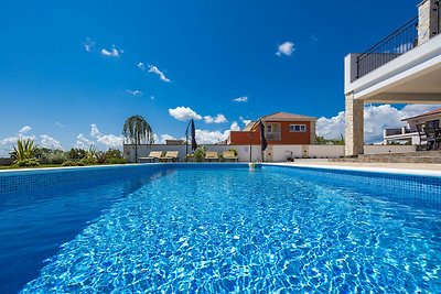 Enchanting Villa North with Pool and Jacuzzi