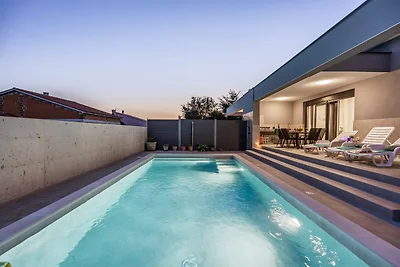 Moderne Familienvilla Mia mit privatem Pool