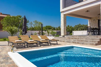 Bezaubernde Villa West mit Pool und Whirlpool