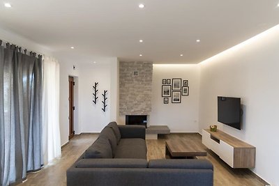 Modern Three Bedroom Apartment - Flowers B