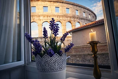 Amphitheater Art Apartment