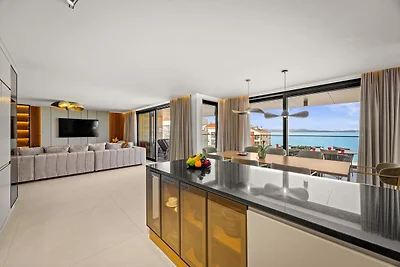 Beautiful apartment right by the sea with a...