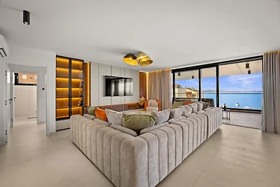 Beautiful apartment right by the sea with a...
