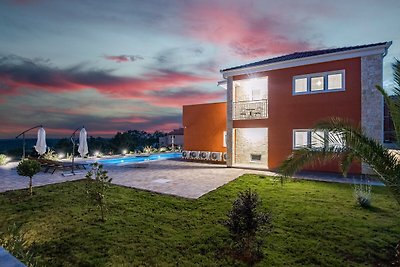 Enchanting Villa South with Pool and Jacuzzi