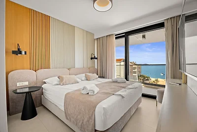 Beautiful apartment right by the sea with a...