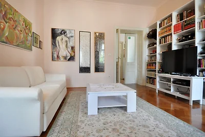 Amphitheater Art Apartment