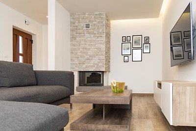 Modern Three Bedroom Apartment - Flowers B