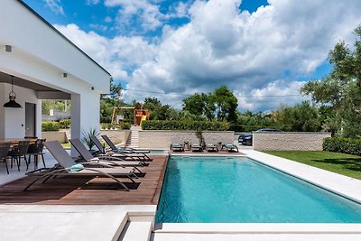 Luxurious Villa Laurea