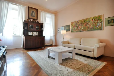 Amphitheater Art Apartment