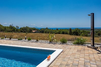 Enchanting Villa South with Pool and Jacuzzi