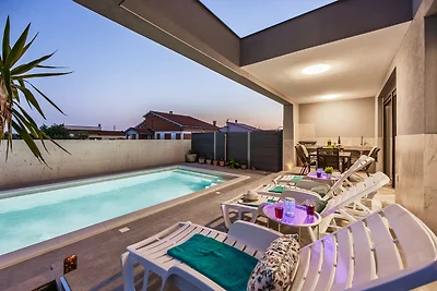 Moderne Familienvilla Mia mit privatem Pool