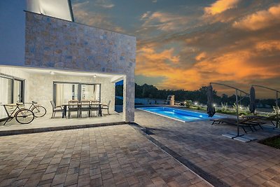 Enchanting Villa North with Pool and Jacuzzi