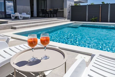 Moderne Familienvilla Teo mit privatem Pool