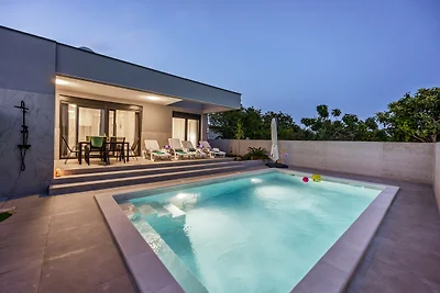 Moderne Familienvilla Mia mit privatem Pool
