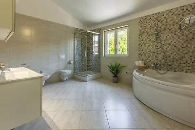 Lotus Elite Villa mit Pool und Whirlpool 1